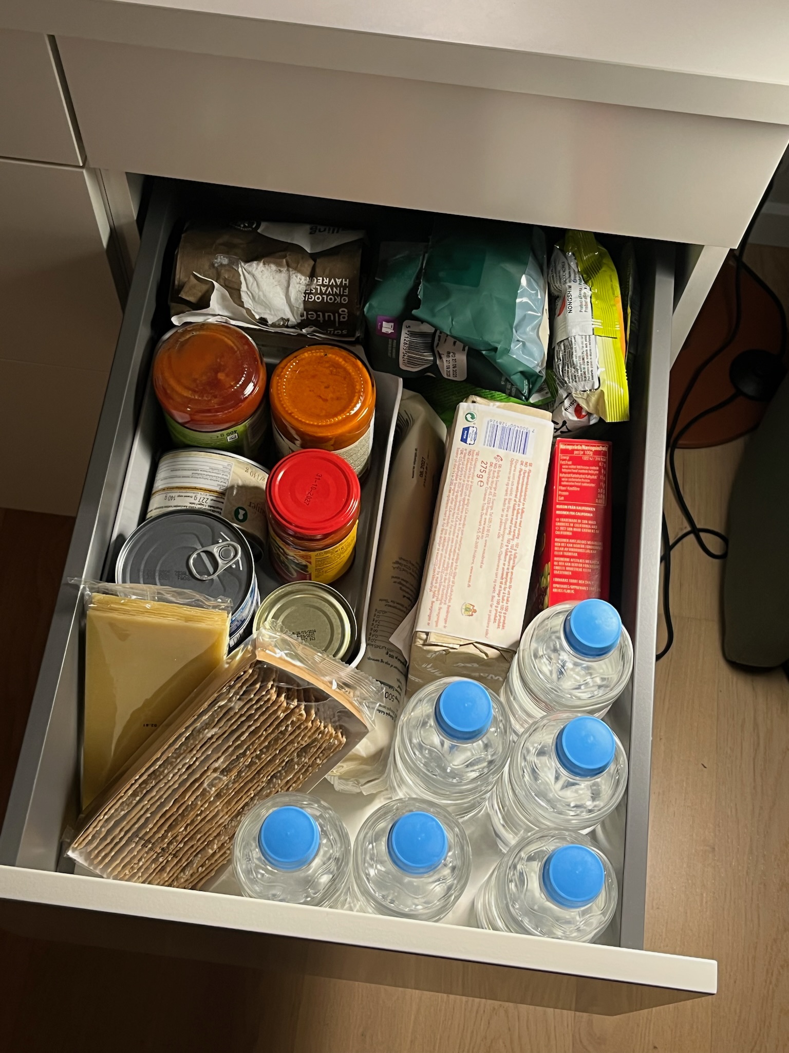 Åben skuffe med langtidsholdbare fødevarer